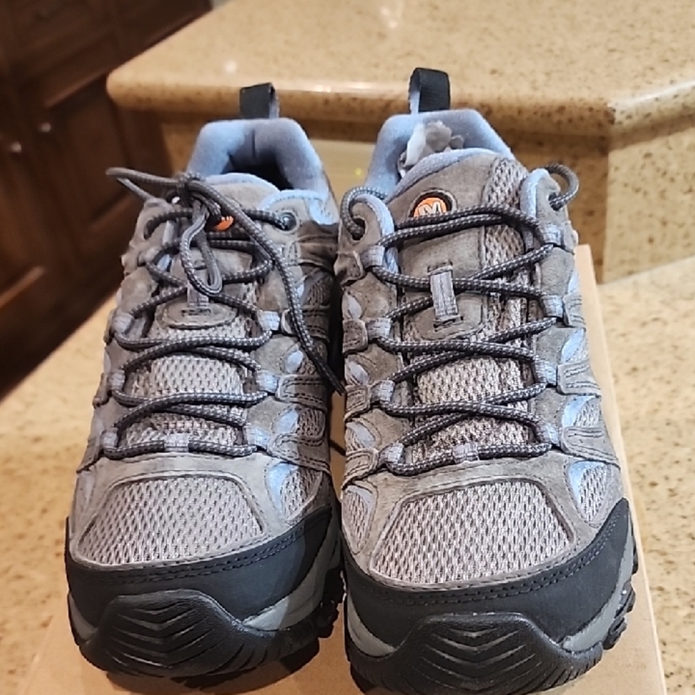 NEW IN BOX WOMENS HIKING SHOES MOAB 3 WP SIZE-10